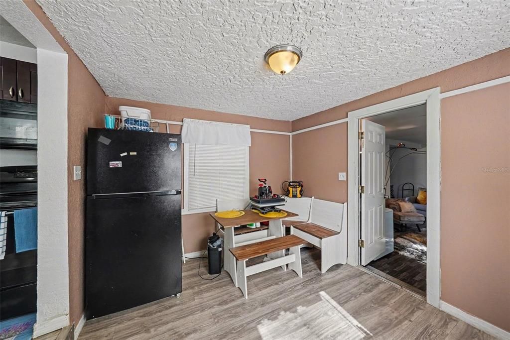 На продажу: $250,000 (2 спален, 1 ванн, 1258 Квадратных фут)
