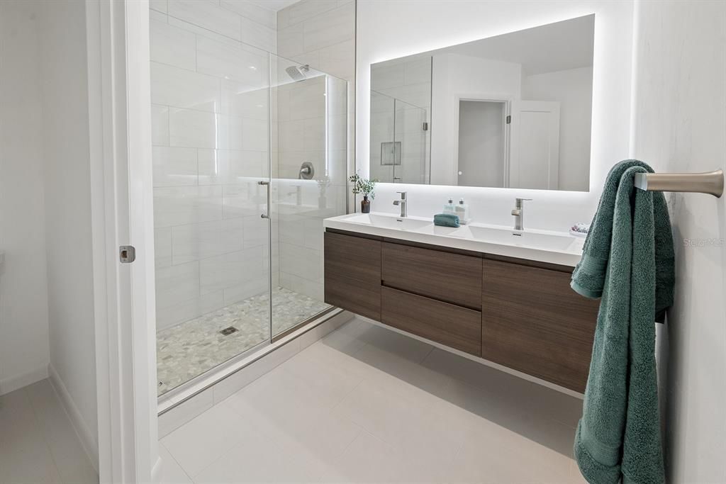 En Venta: $725,000 (5 camas, 4 baños, 2308 Pies cuadrados)