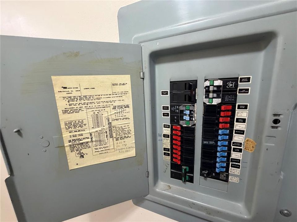 Под контрактом: $299,900 (3 спален, 2 ванн, 1998 Квадратных фут)
