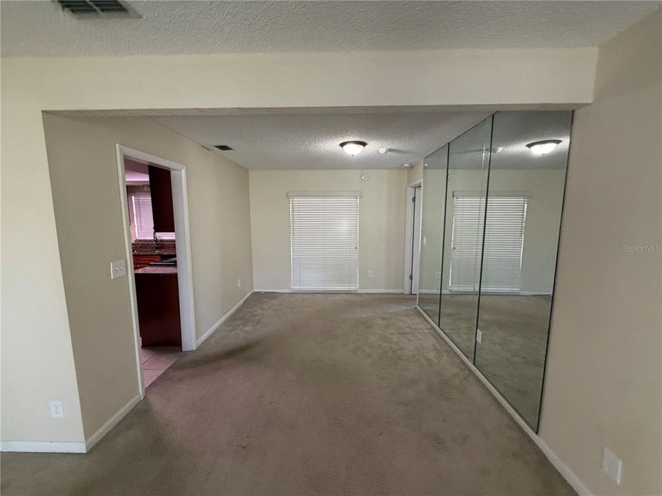 Под контрактом: $299,900 (3 спален, 2 ванн, 1998 Квадратных фут)
