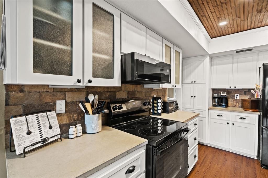 Active With Contract: $375,000 (3 beds, 2 baths, 1755 Square Feet)