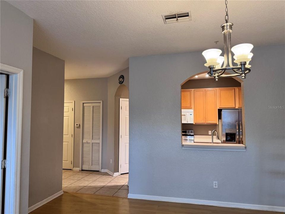 合同活跃: $1,750 (3 贝兹, 2 浴室, 1411 平方英尺)