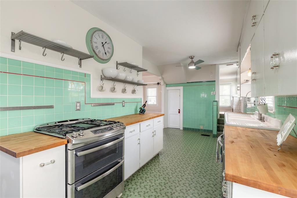 Под контрактом: $599,000 (4 спален, 2 ванн, 1915 Квадратных фут)