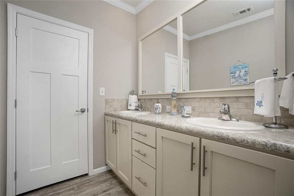 Activo con contrato: $269,000 (3 camas, 2 baños, 1430 Pies cuadrados)