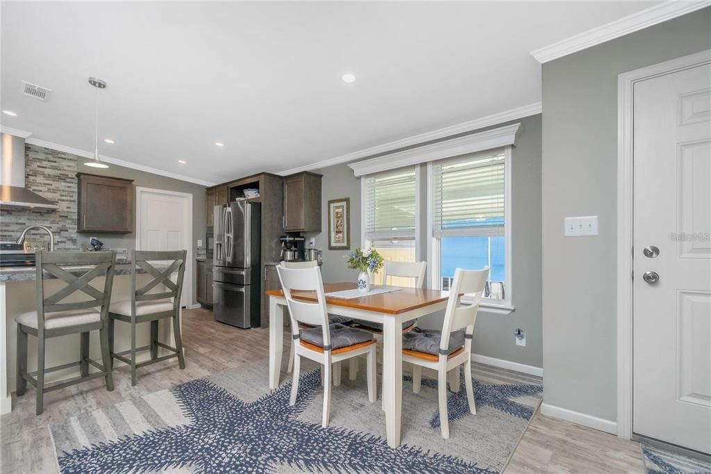 Activo con contrato: $269,000 (3 camas, 2 baños, 1430 Pies cuadrados)