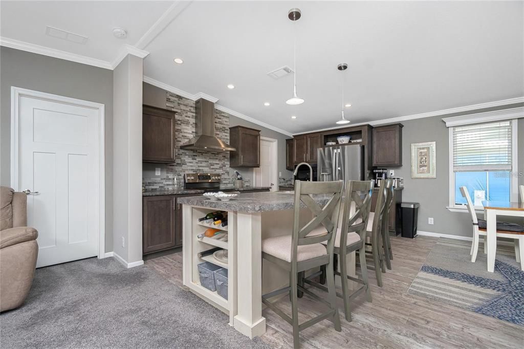 Activo con contrato: $269,000 (3 camas, 2 baños, 1430 Pies cuadrados)