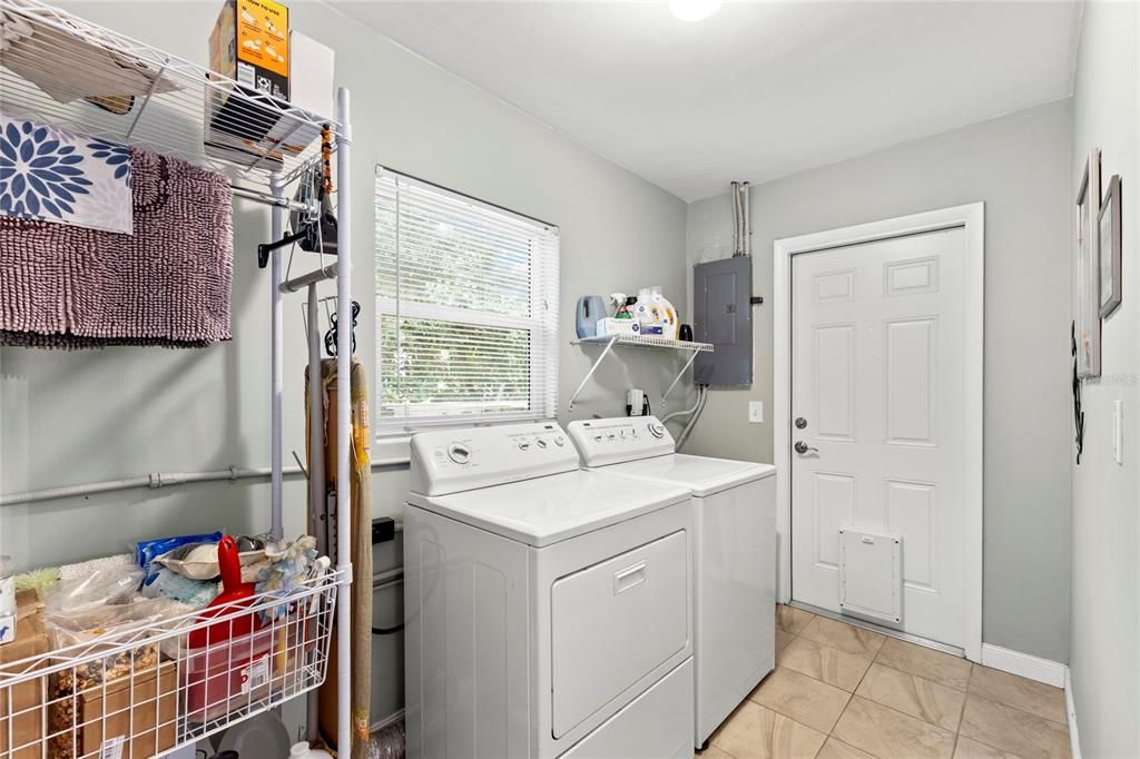 For Sale: $399,900 (2 beds, 1 baths, 1460 Square Feet)