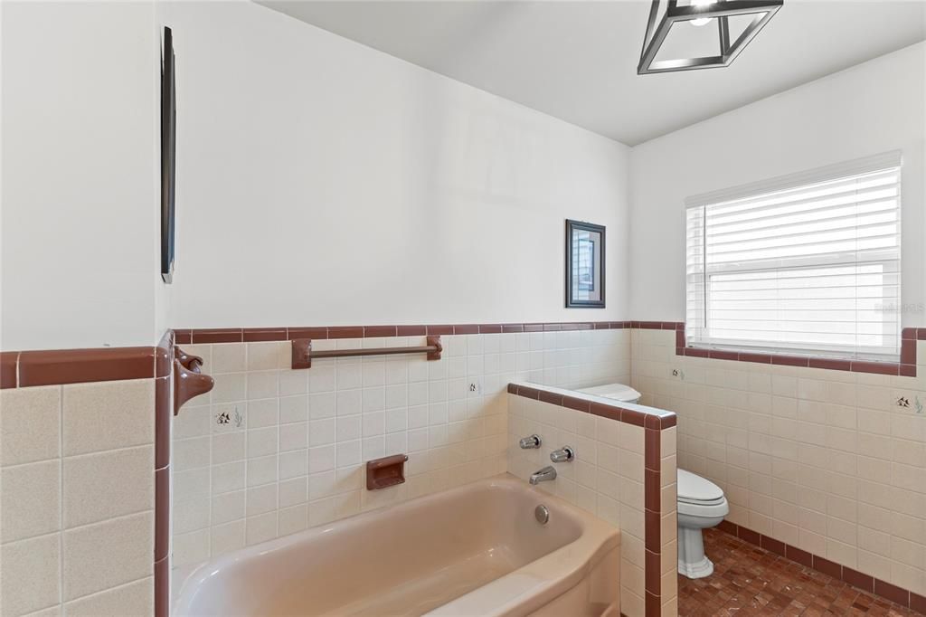 For Sale: $399,900 (2 beds, 1 baths, 1460 Square Feet)