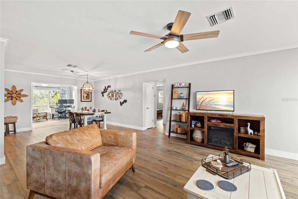For Sale: $399,900 (2 beds, 1 baths, 1460 Square Feet)