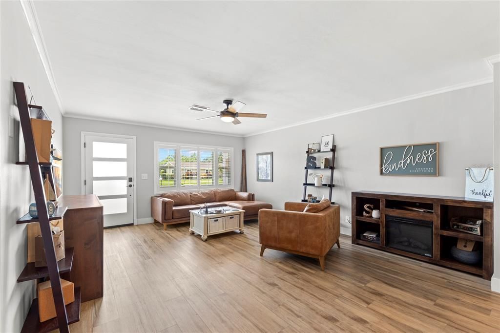 For Sale: $399,900 (2 beds, 1 baths, 1460 Square Feet)