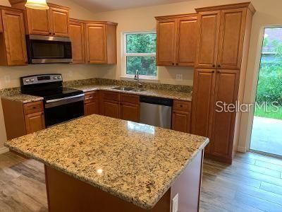 На продажу: $329,990 (3 спален, 2 ванн, 1375 Квадратных фут)