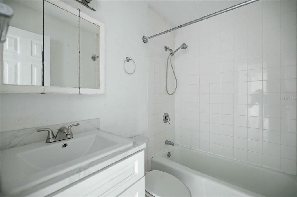 For Rent: $1,200 (2 beds, 1 baths, 850 Square Feet)