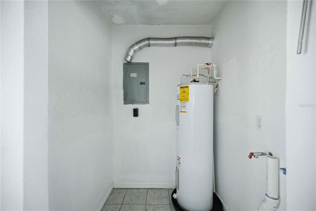 For Rent: $1,200 (2 beds, 1 baths, 850 Square Feet)