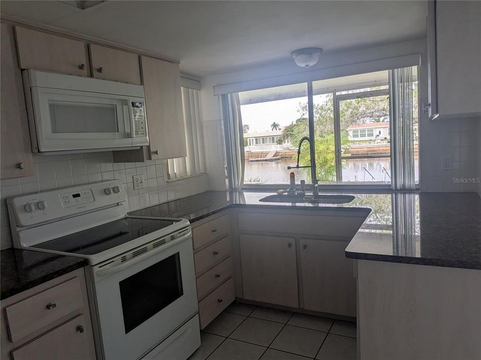 For Sale: $280,000 (2 beds, 1 baths, 1157 Square Feet)