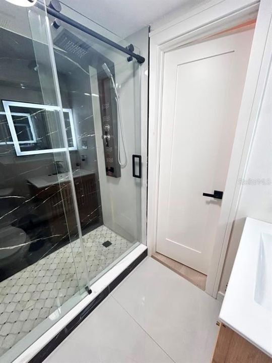 For Sale: $275,000 (2 beds, 1 baths, 840 Square Feet)