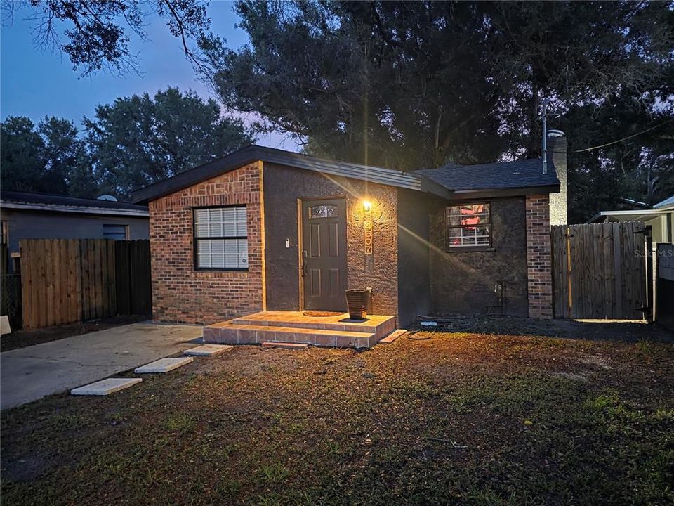 For Sale: $275,000 (2 beds, 1 baths, 840 Square Feet)