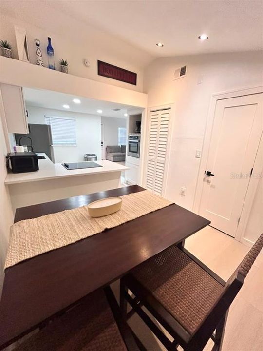For Sale: $275,000 (2 beds, 1 baths, 840 Square Feet)