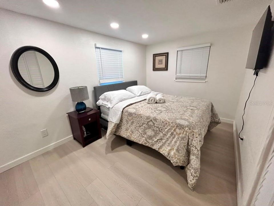 For Sale: $275,000 (2 beds, 1 baths, 840 Square Feet)