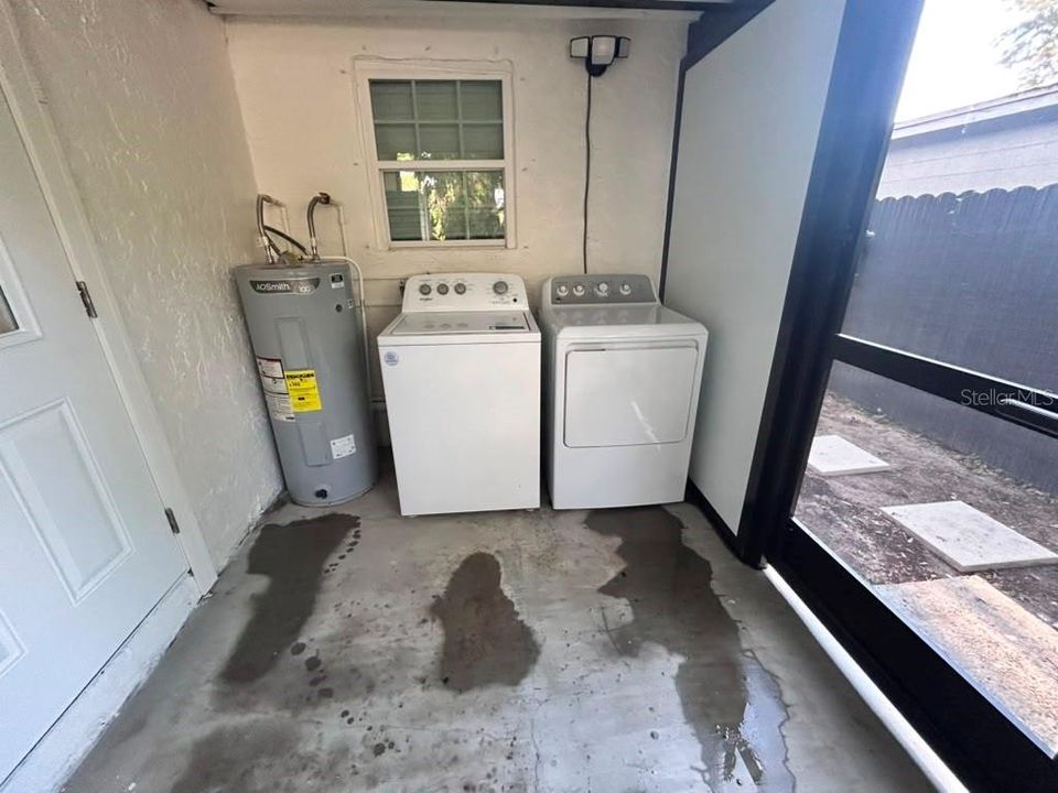 For Sale: $275,000 (2 beds, 1 baths, 840 Square Feet)