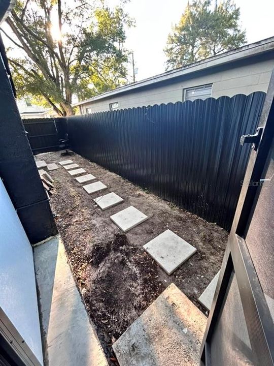For Sale: $275,000 (2 beds, 1 baths, 840 Square Feet)