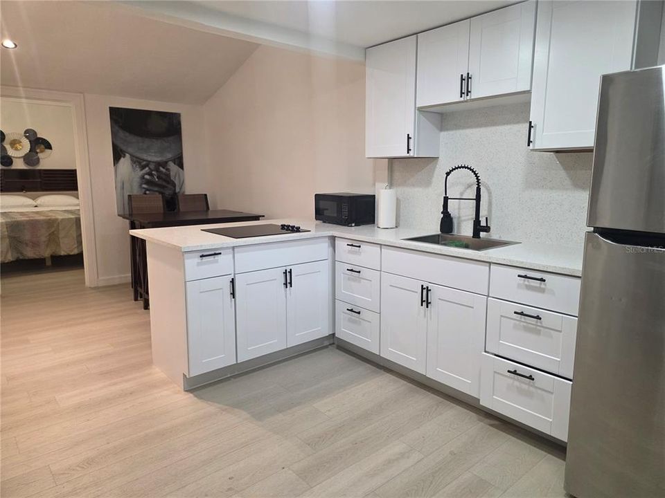 For Sale: $275,000 (2 beds, 1 baths, 840 Square Feet)