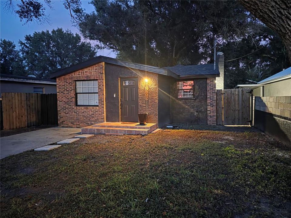 For Sale: $275,000 (2 beds, 1 baths, 840 Square Feet)