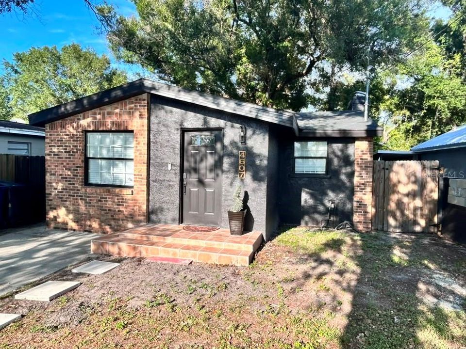 For Sale: $275,000 (2 beds, 1 baths, 840 Square Feet)
