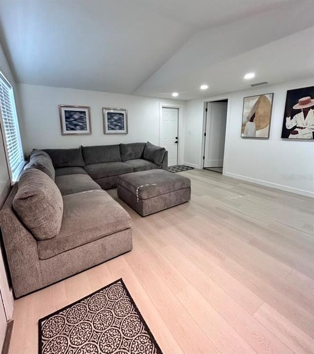 For Sale: $275,000 (2 beds, 1 baths, 840 Square Feet)