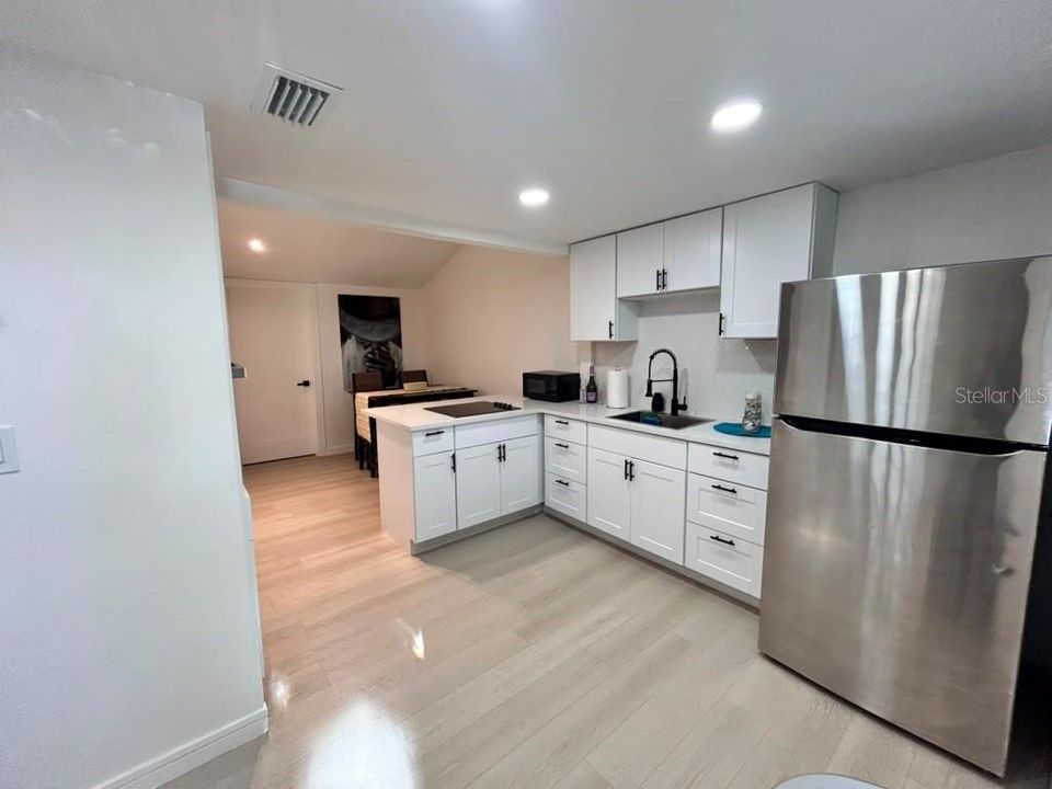For Sale: $275,000 (2 beds, 1 baths, 840 Square Feet)