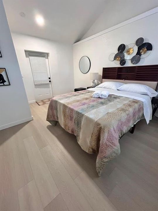 For Sale: $275,000 (2 beds, 1 baths, 840 Square Feet)