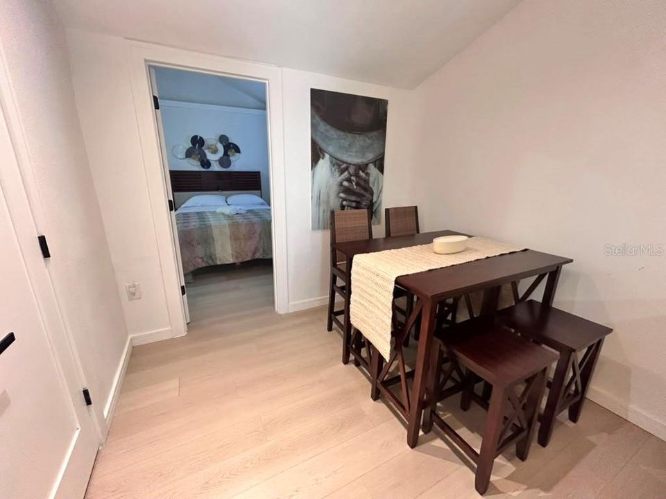 For Sale: $275,000 (2 beds, 1 baths, 840 Square Feet)
