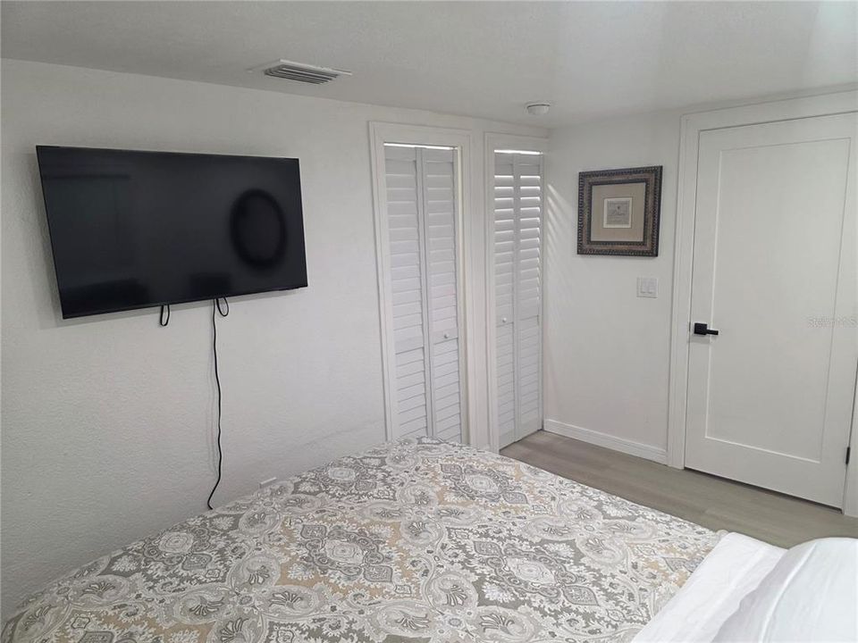 For Sale: $275,000 (2 beds, 1 baths, 840 Square Feet)