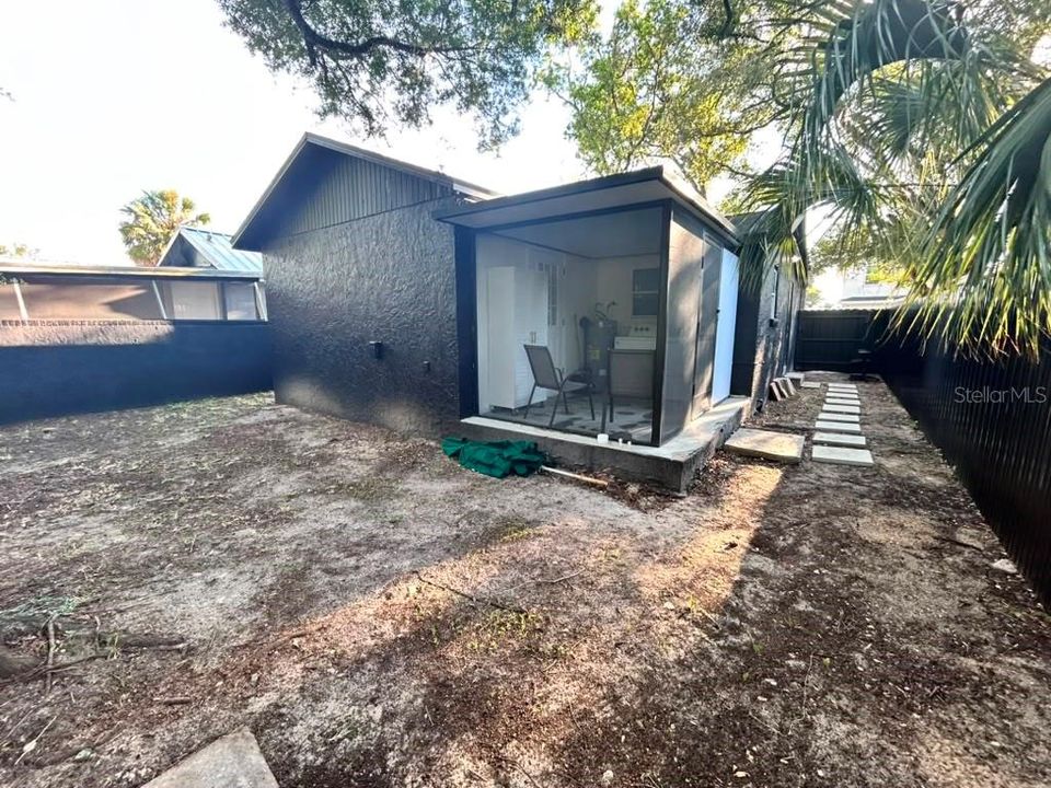For Sale: $275,000 (2 beds, 1 baths, 840 Square Feet)