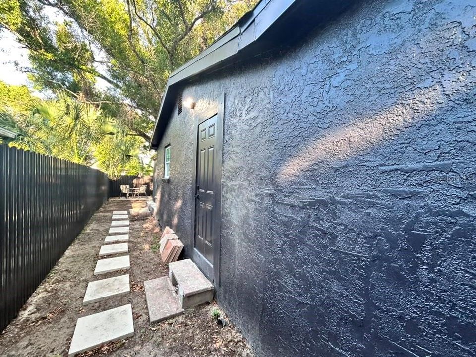 For Sale: $275,000 (2 beds, 1 baths, 840 Square Feet)