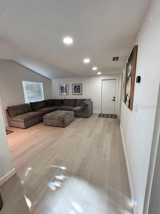 For Sale: $275,000 (2 beds, 1 baths, 840 Square Feet)