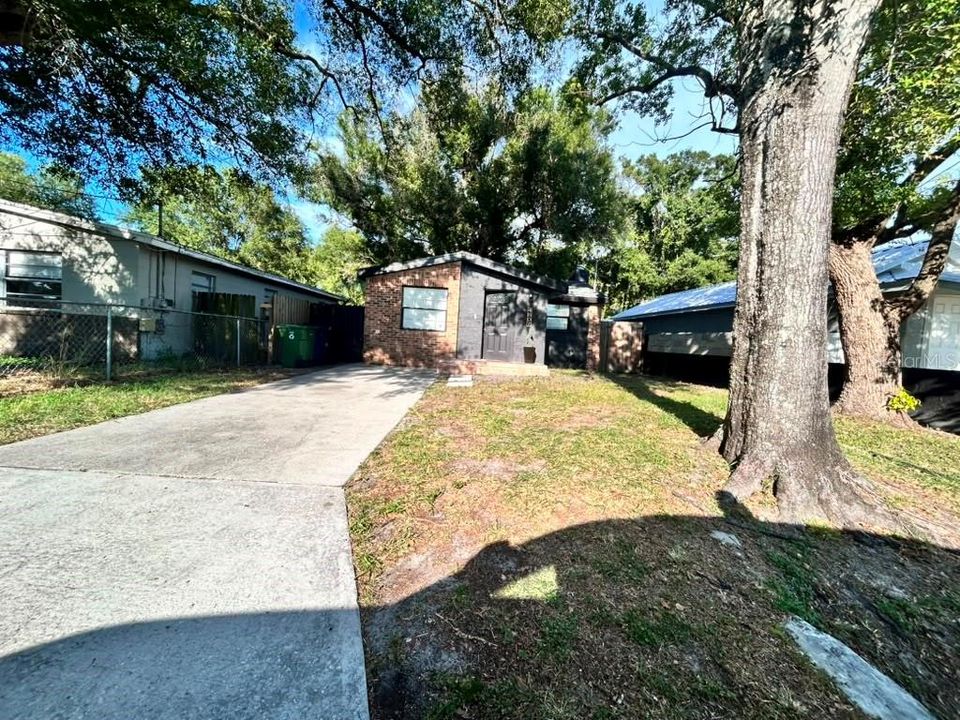 For Sale: $275,000 (2 beds, 1 baths, 840 Square Feet)