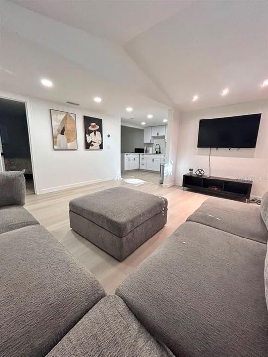 For Sale: $275,000 (2 beds, 1 baths, 840 Square Feet)