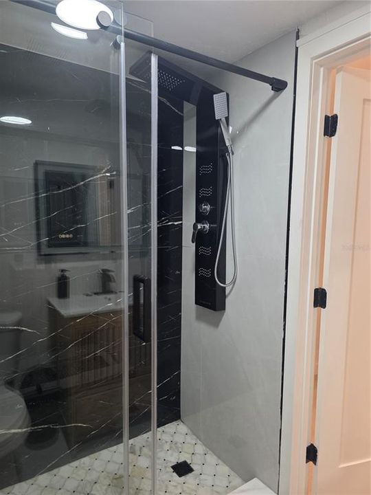 For Sale: $275,000 (2 beds, 1 baths, 840 Square Feet)
