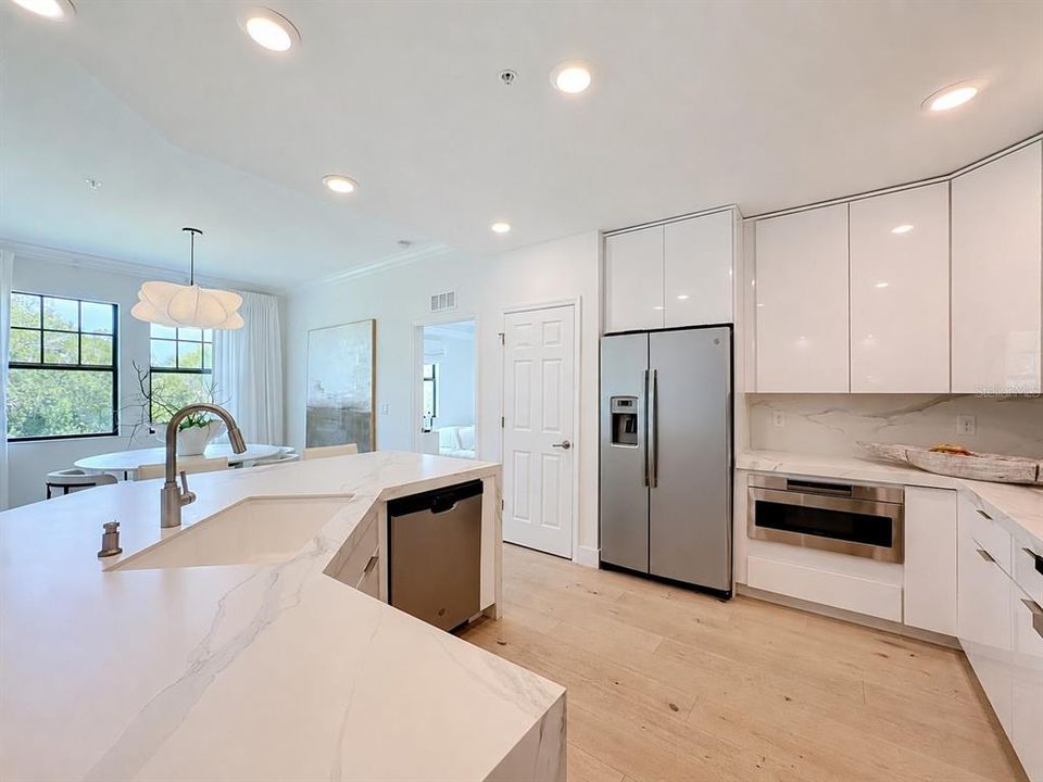 For Sale: $429,500 (2 beds, 2 baths, 1379 Square Feet)
