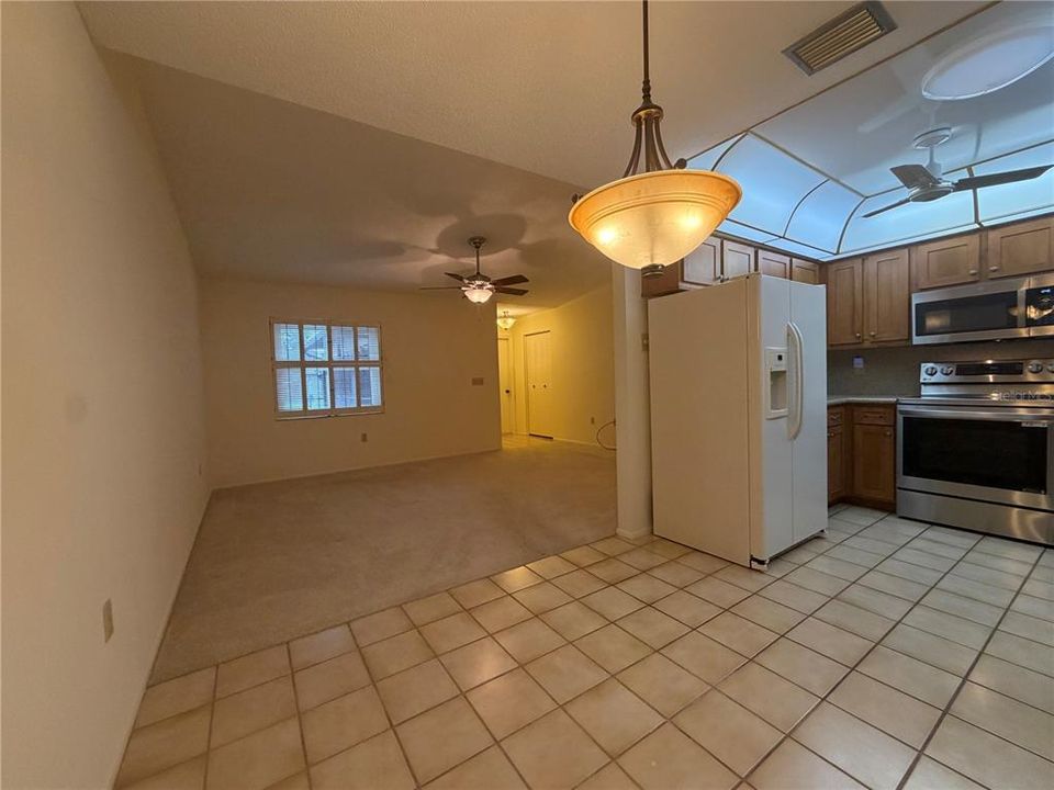 Activo con contrato: $375,000 (3 camas, 2 baños, 1444 Pies cuadrados)
