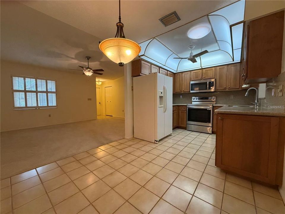 Activo con contrato: $375,000 (3 camas, 2 baños, 1444 Pies cuadrados)