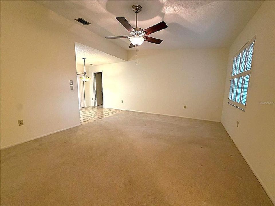Activo con contrato: $375,000 (3 camas, 2 baños, 1444 Pies cuadrados)