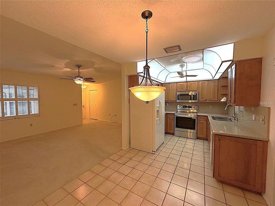 Activo con contrato: $375,000 (3 camas, 2 baños, 1444 Pies cuadrados)