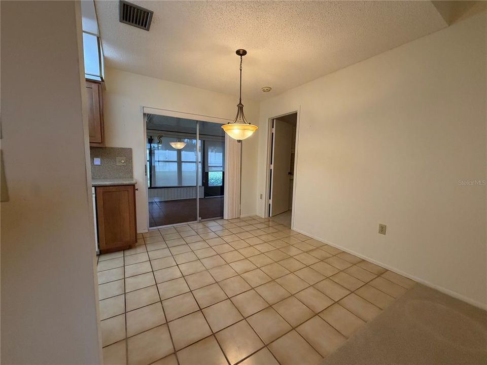 Activo con contrato: $375,000 (3 camas, 2 baños, 1444 Pies cuadrados)