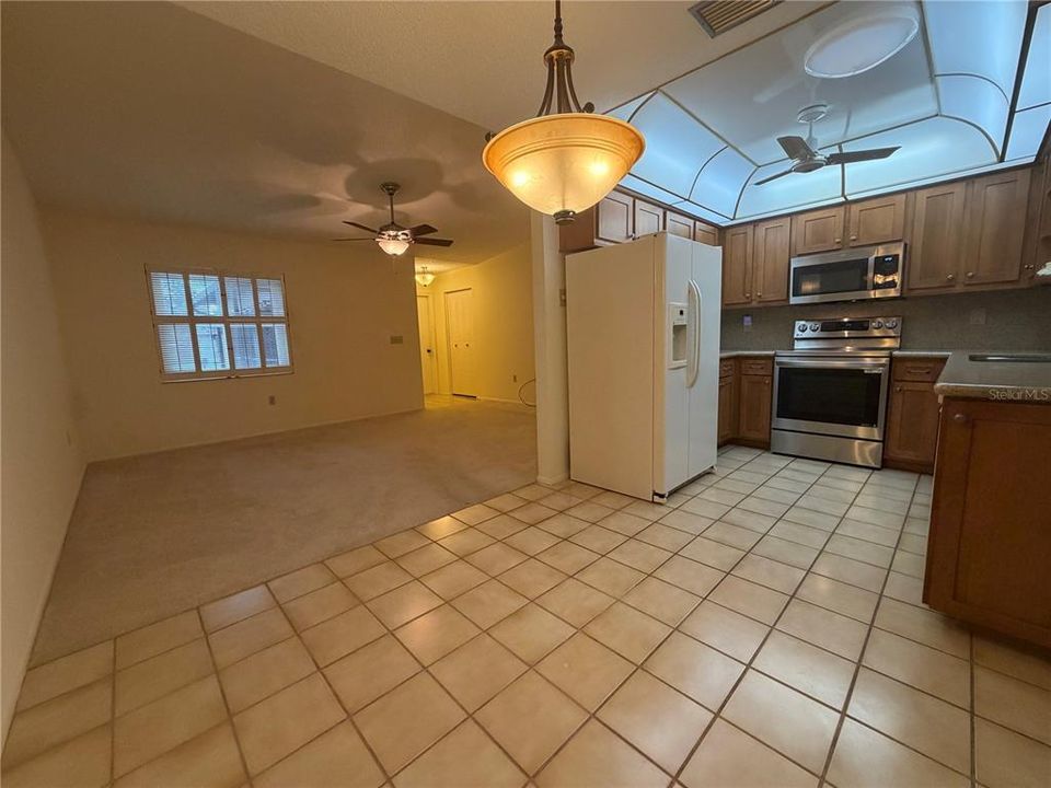Activo con contrato: $375,000 (3 camas, 2 baños, 1444 Pies cuadrados)