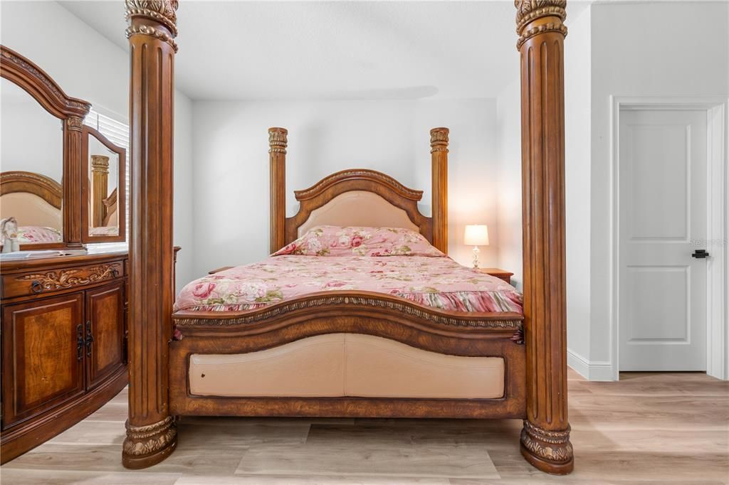 For Sale: $330,000 (4 beds, 2 baths, 1833 Square Feet)