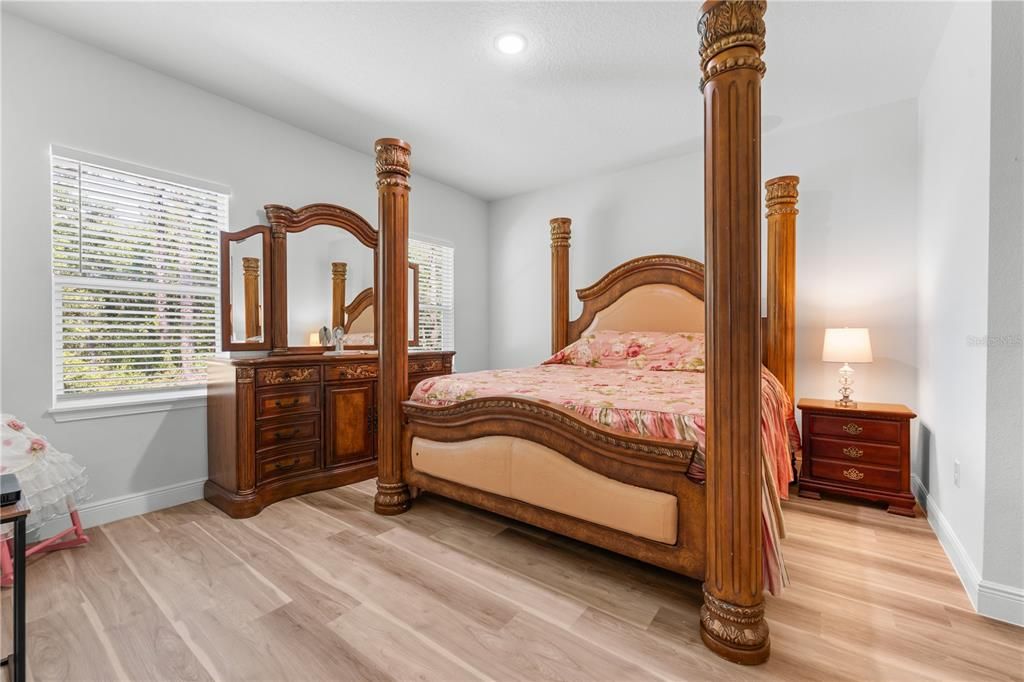 For Sale: $330,000 (4 beds, 2 baths, 1833 Square Feet)