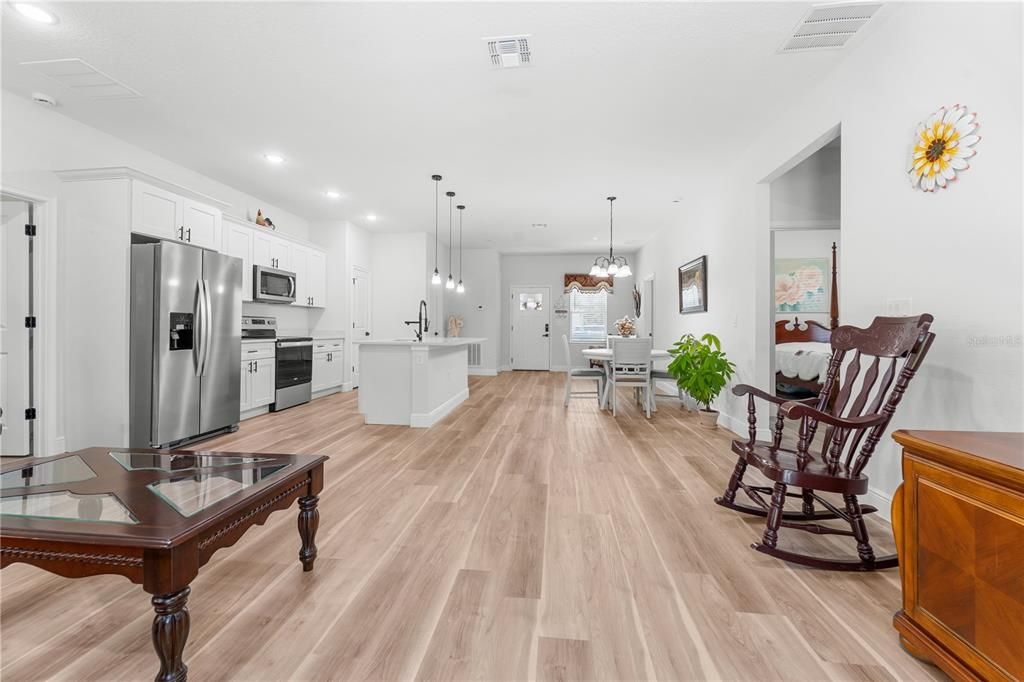 For Sale: $330,000 (4 beds, 2 baths, 1833 Square Feet)