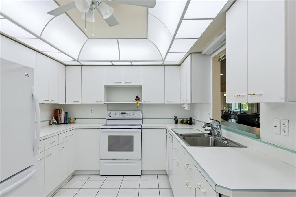 На продажу: $325,000 (2 спален, 2 ванн, 1794 Квадратных фут)