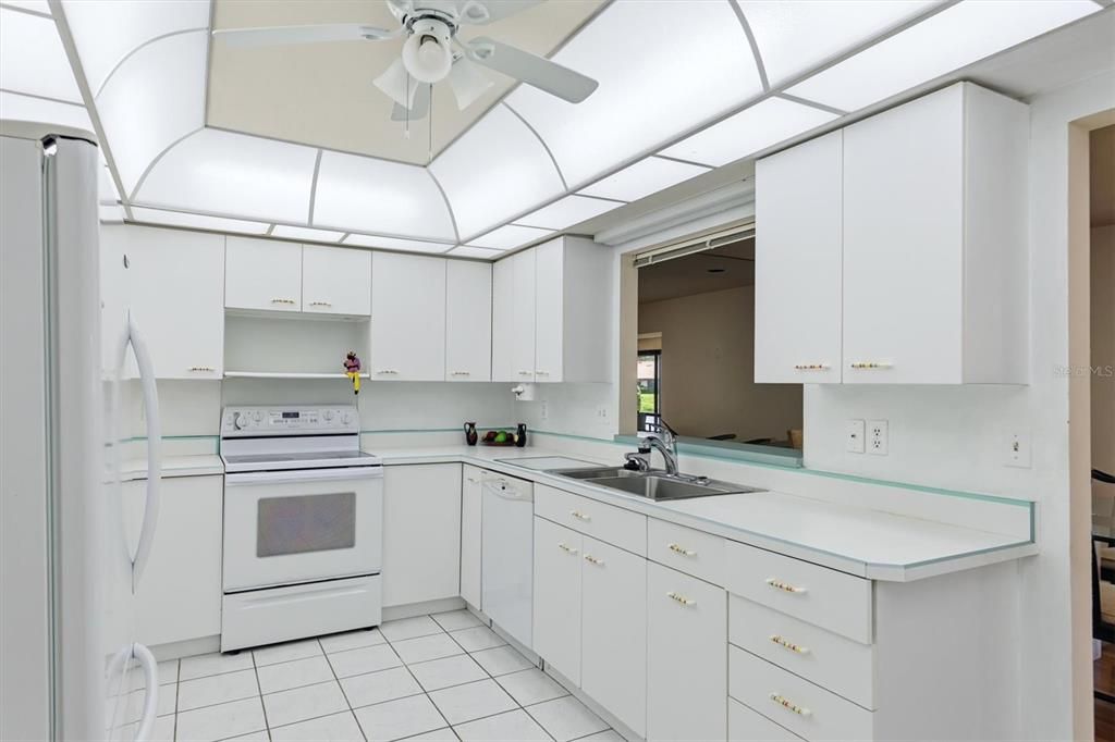 На продажу: $325,000 (2 спален, 2 ванн, 1794 Квадратных фут)
